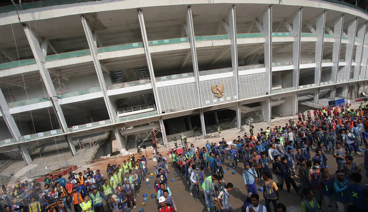 Suasana senam para pekerja Stadion Utama GBK di kawasan Senayan, Jakarta, Jumat (17/3). Senam dilakukan untuk menjaga kebugaran pekerja yang rutin diadakan setiap Jumat pagi. (Liputan6.com/Immanuel Antonius)