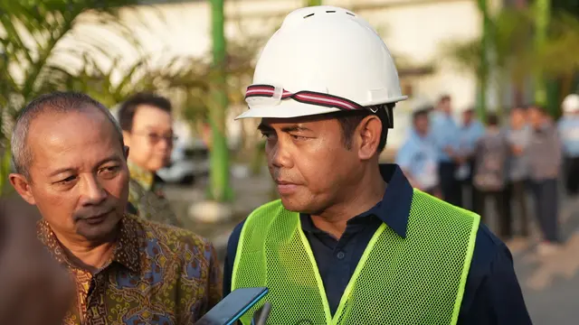 Direktur Jenderal Ketahanan, Perwilayahan, dan Akses Industri Internasional (Dirjen KPAII) Kemenperin Eko S. A. Cahyanto saat melakukan kunjungan kerja di PT Pindo Deli Pulp and Paper Mills di Karawang, Jawa Barat, Kamis (24/8/2023). (Dok Kemenperin)