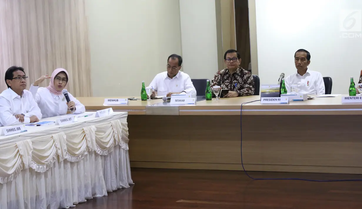 Plt Direktur Utama PLN Sripeni Inten Cahyani (kedua kiri) memberikan penjelasan kepada Presiden Joko Widodo (Jokowi) di Kantor Pusat PLN (Persero), Jakarta, Senin (5/8/2019). Kedatangan Jokowi menyusul peristiwa pemadaman listrik di hampir seluruh Pulau Jawa. (Liputan6.com/Angga Yuniar)