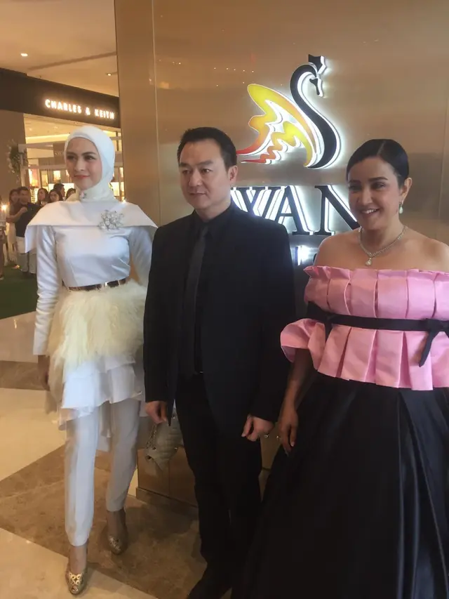 Selain Andi Soraya, hadir juga artis Donita di acara Endless Glamour Swan Jewellery (Liputan6.com/ Hernowo Anggie)