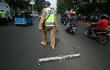 Relawan Saber sapu bersih ranjau paku di kawasan Roxy
