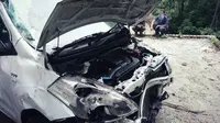 Mobil Suzuki Ertiga BM 1654 NV‎ milik sopir taksi online korban pembunuhan, jadi rongsokan karena dibuang ke jurang di Kabupaten Karo, Sumut. (Liputan6.com/M Syukur)