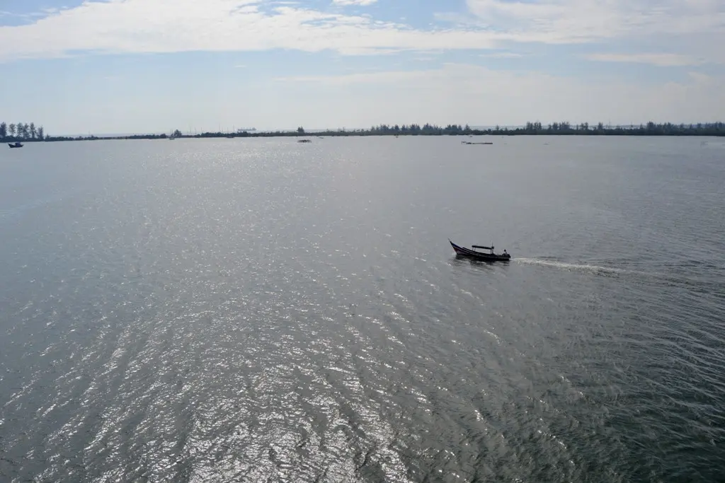 Dengan penuh harapan nelayan kampung melayu Bengkulu mengarungi Samudra Hindia untuk mencari nafkah (Liputan6.com/Yuliardi Hardjo)