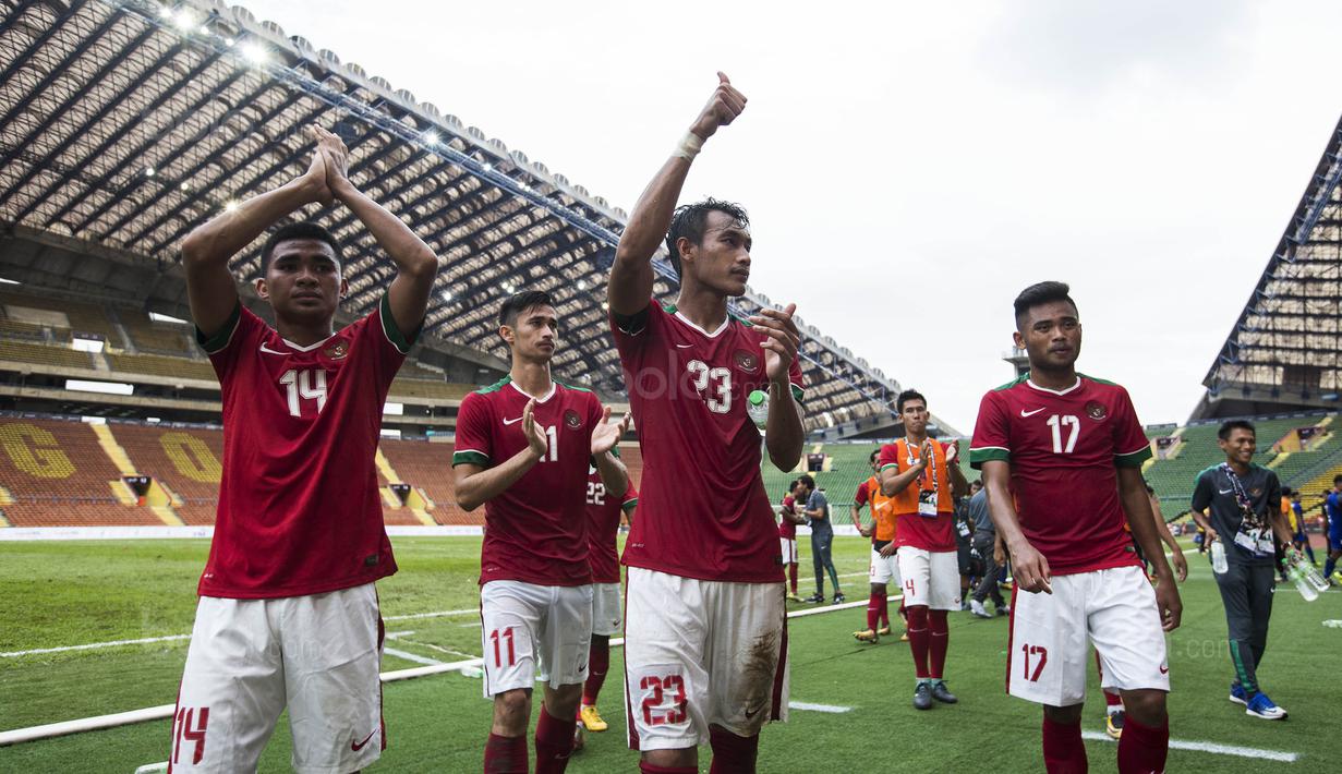 Kapten Timnas Indonesia, Hansamu Yama, mengajak rekan-rekannya menyapa suporter usai laga SEA Games melawan Thailand di Stadion Shah Alam, Selangor, Selasa (15/8/2017). Kedua negara bermain imbang 1-1. (Bola.com/Vitalis Yogi Trisna)