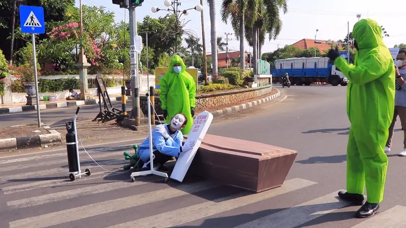 TeatrikalCovid-19 oleh polisi di Tuban. (Ahmad Adirin/Liputan6.com)