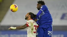 Penyerang Southampton, Theo Walcott dan gelandang Leicester City, Wilfred Ndidi memperebutkan bola pada pekan ke-19 Liga Inggris di King Power Stadium, Minggu (17/1/2021) dini hari WIB.  Leicester City menang 2-0, sekaligus menggeser Liverpool dari urutan kedua klasemen. (Tim Keeton/Pool via AP)