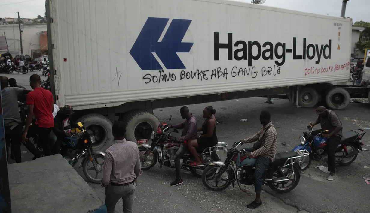 <p>Amukan massa terhadap 13 anggota geng di Haiti terjadi di perempatan Canape Vert, Port-au-Prince. Ke-13 orang itu ditangkap polisi dalam sebuah minibus yang dirazia. Mereka diketahui membawa senjata. (AP Photo/Odelyn Joseph)</p>