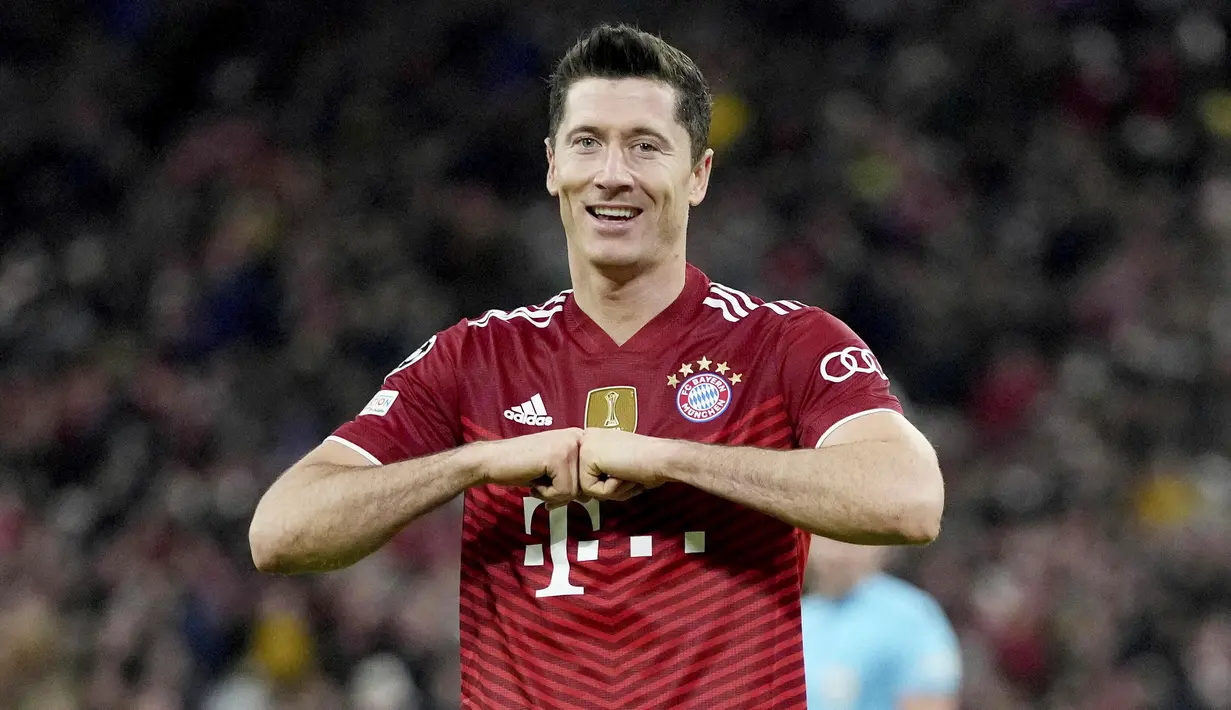 Robert Lewandowski - Bomber Bayern Munchen ini tak hanya handal dalam urusan mencetak gol. Pria asal Polandia itu ternyata juga berhasil di dunia akademik dengan menuntaskan gelar sarjananya di jurusan Pendidikan Fisik di Sekolah Olahraga Warsawa. (AFP/John Thys)