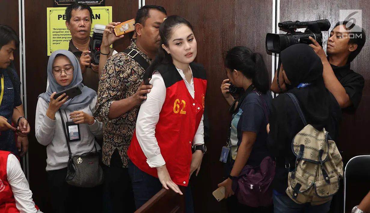 Aktris Jennifer Dunn bersiap menjalani sidang lanjutan di PN Jakarta Selatan, Kamis (7/6). Jennifer Dunn meminta dibebaskan serta meminta majelis hakim menjatuhkan hukuman delapan bulan penjara. (Liputan6.com/Immanuel Antonius)