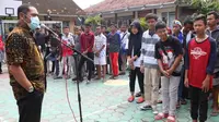 Wali Kota Solo FX Hadi Rudyatmo memberikan pengarahan kepada siswa SMPN 16 usai pulang study tour dari Bali, Rabu (18/3).(Liputan6.com/Fajar Abrori)