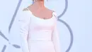 Aktris dan presenter televisi Belgia-Prancis, Virginie Efira tampil menawan bergaun putih. Penampilannya pun dipermanis dengan perhiasan dari Cartier. (dok. Cartier).