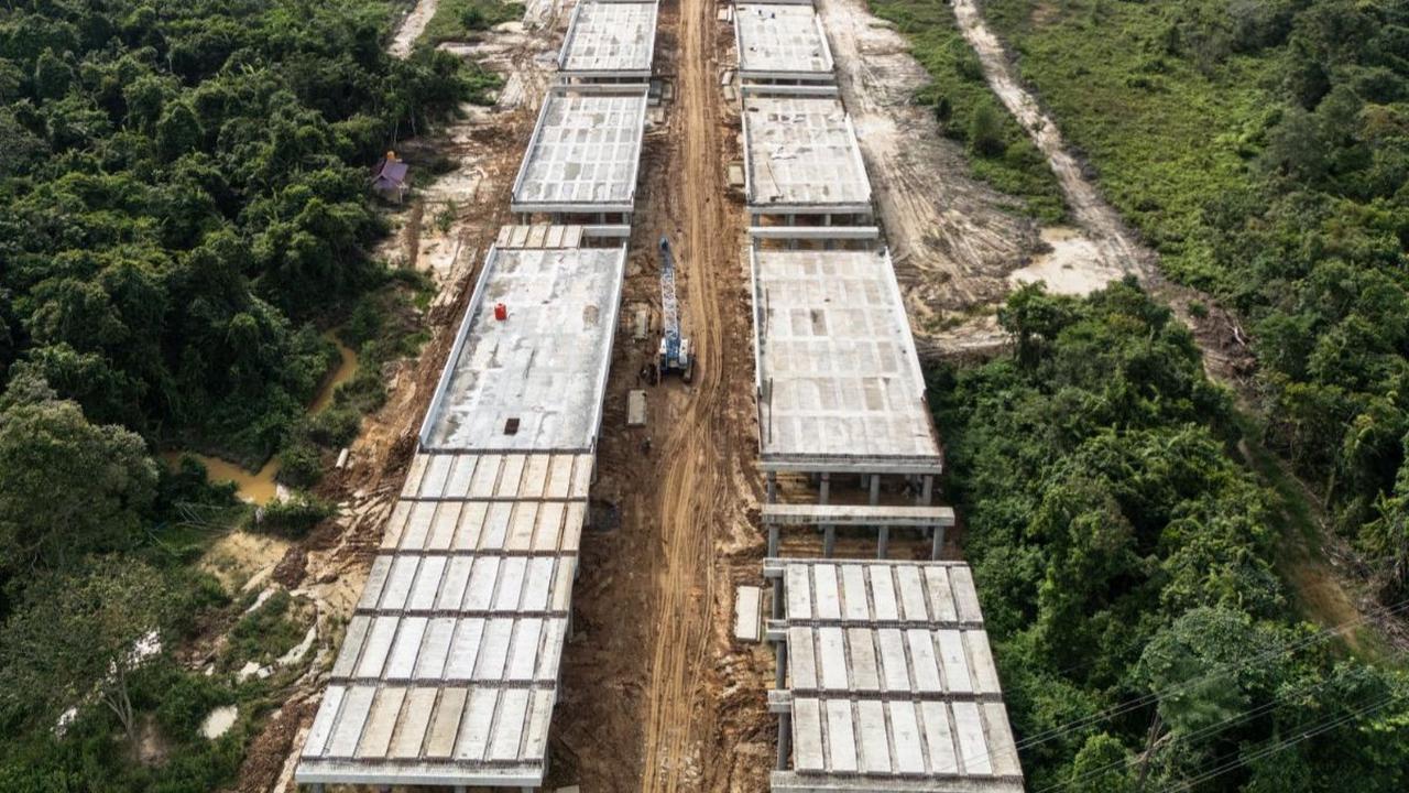 Foto udara memperlihatkan pembangunan jalan tol menuju Ibu Kota Nusantara (IKN) yang membelah hutan di Kalimantan Timur, pada 12 Juli 2024.&nbsp;Pembangunan jalan tol menuju IKN terus dikebut agar dapat digunakan secara fungsional menjelang upacara peraya