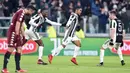 Pemain Juventus, Douglas Costa (tengah) merayakan gol bersama rekan-rekannya saat melawan Torino pada laga perempatfinal Coppa Italia di Allianz Stadium, Turin, Italia, (3/1/2018). Juventus menang 2-0. (Alessandro Di Marco/ANSA via AP)