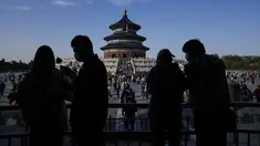 Wisatawan berkunjung ke Kuil Surga di Beijing, Kamis (7/10/2021).  Pada hari terakhir Hari Libur Nasional China selama seminggu warga dan wisatawan ramai-ramai mengunjungi kuil tersebut. (AP Photo/Andy Wong)