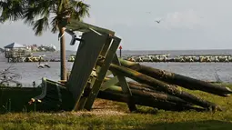 Sebuah menara pemantau roboh usai badai Hermine menghantam Kota Keaton Beach, Florida (2/9). Gubernur New Jersey Chris Christie telah mengumumkan keadaan darurat di tiga kabupaten akibat kedatangan Badai Hermine. (REUTERS / Phil Sears)
