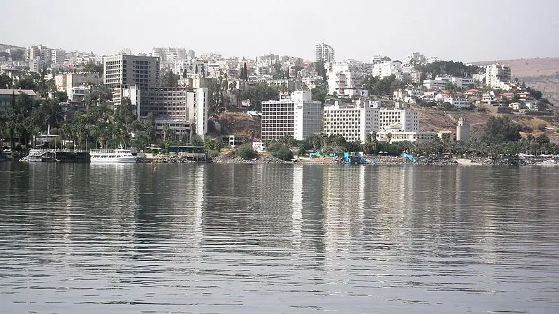 Hotel dan bangunan lain di sekitar Danau Tiberias. (Foto: Wikimedia Commons)