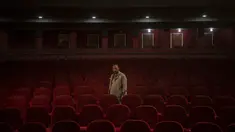 Gul Mohammed, yang bekerja sebagai pembawa acara di Bioskop Ariana, berpose untuk foto di Kabul, Afghanistan, pada 4 November 2021. Setelah merebut kekuasaan tiga bulan lalu, Taliban memerintahkan bioskop untuk berhenti beroperasi. (AP Photo/Bram Jansen)