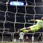 Kiper Napoli, Pepe Reina tak mempu membendung bola sepakan Casemiro yang masuk ke gawangnya pada laga 16 besar Liga Champions di Santiago Bernabeu stadium, Madrid (15/2/2017). Madrid menang 3-1. (AFP/Javier Soriano)