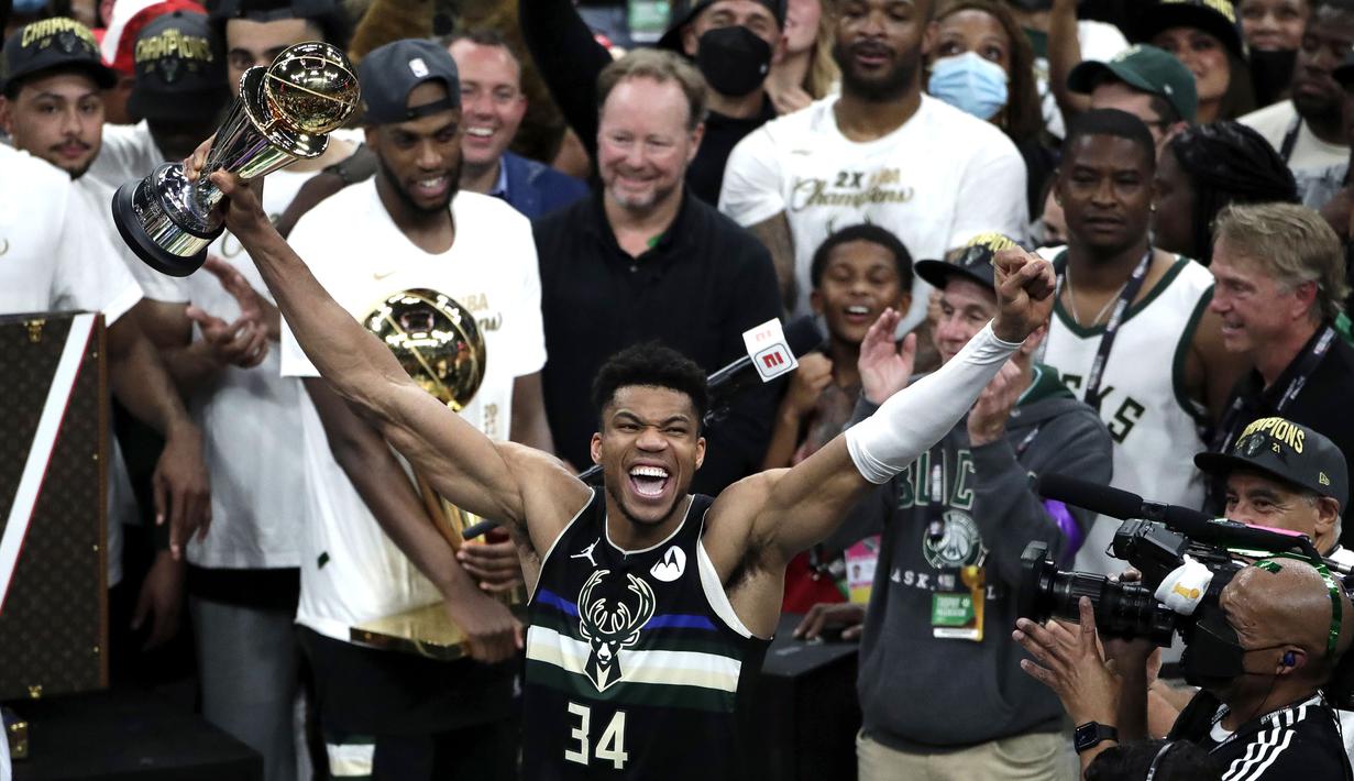 Giannis Antetokounmpo dinobatkan sebagai MVP pada final kali ini. Dirinya mencetak double-double dengan torehan 50 poin dan 14 rebounds. Ini merupakan penghargaan MVP final kedua bagi Giannis Antetokounmpo. (Foto: AP/Aaron Gash)