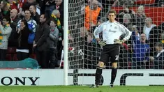 Hans-Jörg Butt, kiper yang bermain di Hamburg SV, Bayer Leverkusen dan juga Bayern Munchen tak hanya piawai menjaga gawang, ia juga ahli dalam eksekusi penalti. Total 26 gol telah tercipta dari titik 12 pas tersebut. Butt memutuskan untuk pensiun pa...