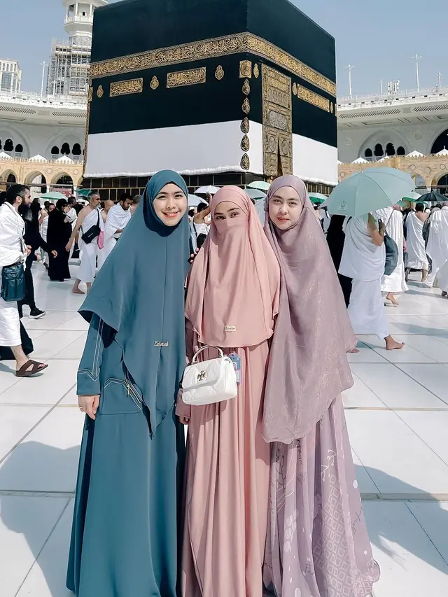 8 Gaya Hijab Artis Naik Haji di Tahun 2024, Nagita Slavina, Syahnaz Sadiqah, hingga Nisya Ahmad