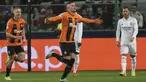 Pemain Shakhtar Donetsk, Oleksandr Zubkov berselebrasi usai mencetak gol ke gawang Real Madrid pada pertandingan lanjutan grup F Liga Champions di stadion Polish Army Stadium di Warsawa, Polandia, Rabu, 12 Oktober 2022. Shakhtar Donetsk bermain imbang atas Real Madrid 1-1. (AP Photo/Michal Dyjuk )