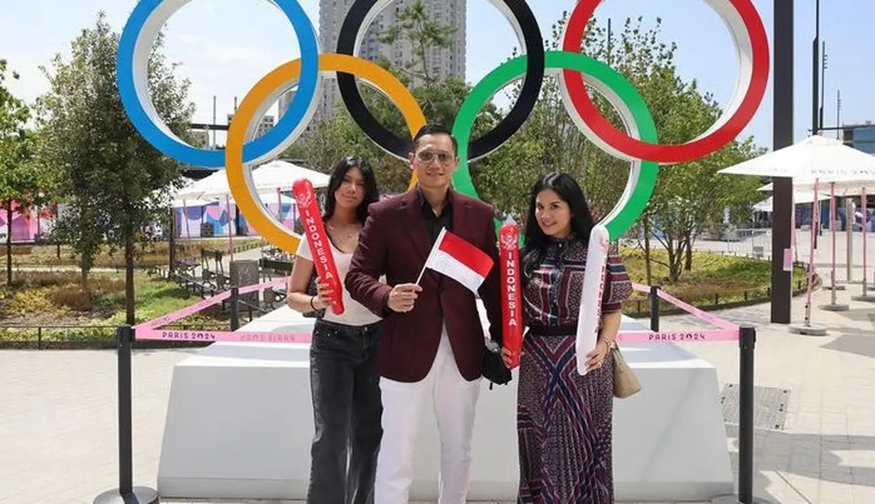 Almira memilih tampil sederhana dengan tshirt ketat lengan pendek warna putih. Dipadukan celana denim panjang warna hitam. [@annisayudhoyono]