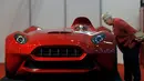 Pengunjung melihat mobil konsep Sbarro Miglia di Essen Motor Show, Jerman, Jumat (27/11).(REUTERS/Ina Fassbender)
