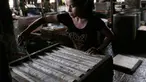 Pekerja memotong tahu yang baru dicetak, di sebuah industri tahu rumahan di pinggiran Jakarta, Rabu (10/7/2019). Karena populernya, tahu menjadi bagian tak terpisahkan yang ditemui di tempat makan berbagai tingkat sosial di Indonesia, bersama-sama dengan tempe. (AP Photo/Tatan Syuflana)