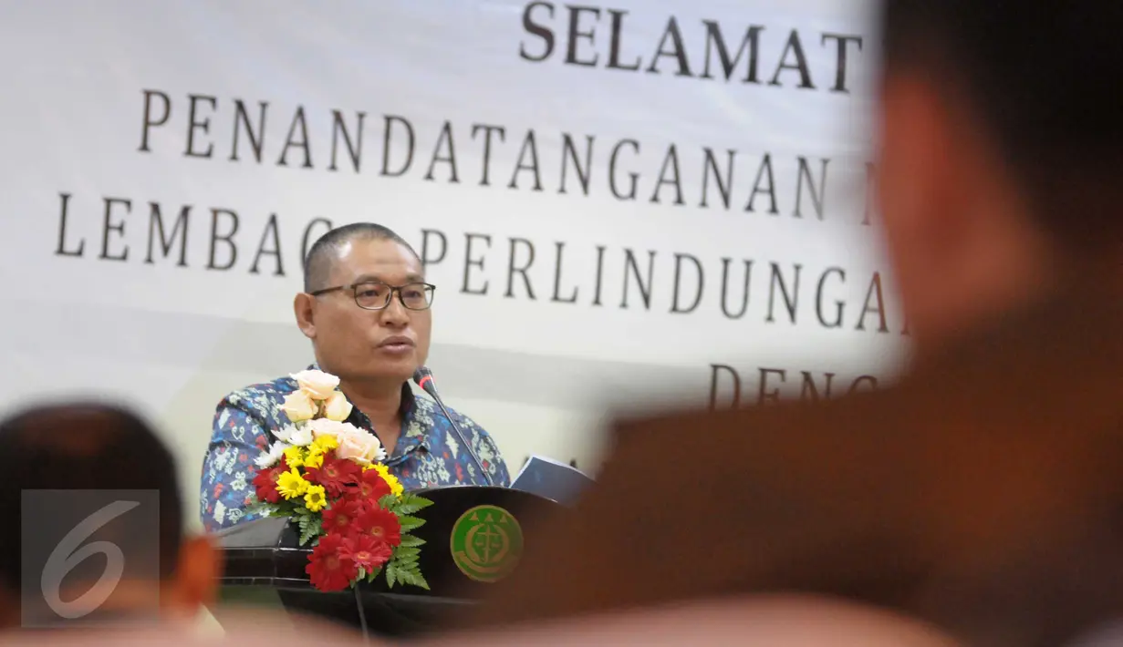 Ketua LPSK Abdul Haris memberi sambutan pada penandatanganan MoU dengan Kejagung RI di Jakarta, Selasa (19/4). Kejagung dan LPSK memperpanjang nota kesepakatan dalam hal perlindungan saksi menyusul habisnya masa MoU terdahulu. (Liputan6.com/Helmi Afandi)