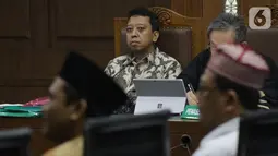 Terdakwa dugaan suap jual-beli jabatan di lingkungan Kemenag, M Romahurmuziy menyimak keterangan saksi saat sidang lanjutan di Pengadilan Tipikor, Jakarta, Rabu (16/10/2019). Sidang mendengar keterangan saksi-saksi. (Liputan6.com/Helmi Fithriansyah)