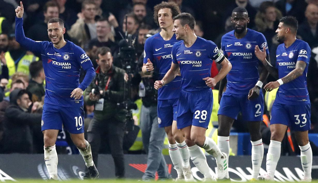 Penyerang Chelsea, Eden Hazard, melakukan selebrasi usai membobol gawang West Ham United pada laga Premier League 2019 di Stadion Stamford Bridge, Selasa (9/4). Chelsea menang 2-0 atas West Ham United. (AP/Alastair Grant)