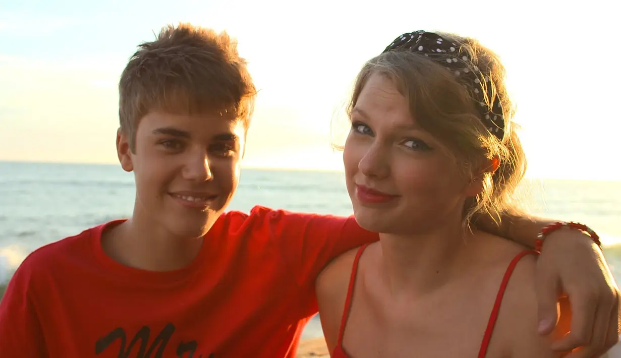 Saat Justin Bieber tampil di iHeartRadio tahun 2016, Taylor Swift tertangkap sedang minum dan melihat ke arah lain seakan tak peduli. (Aussie Gossip)