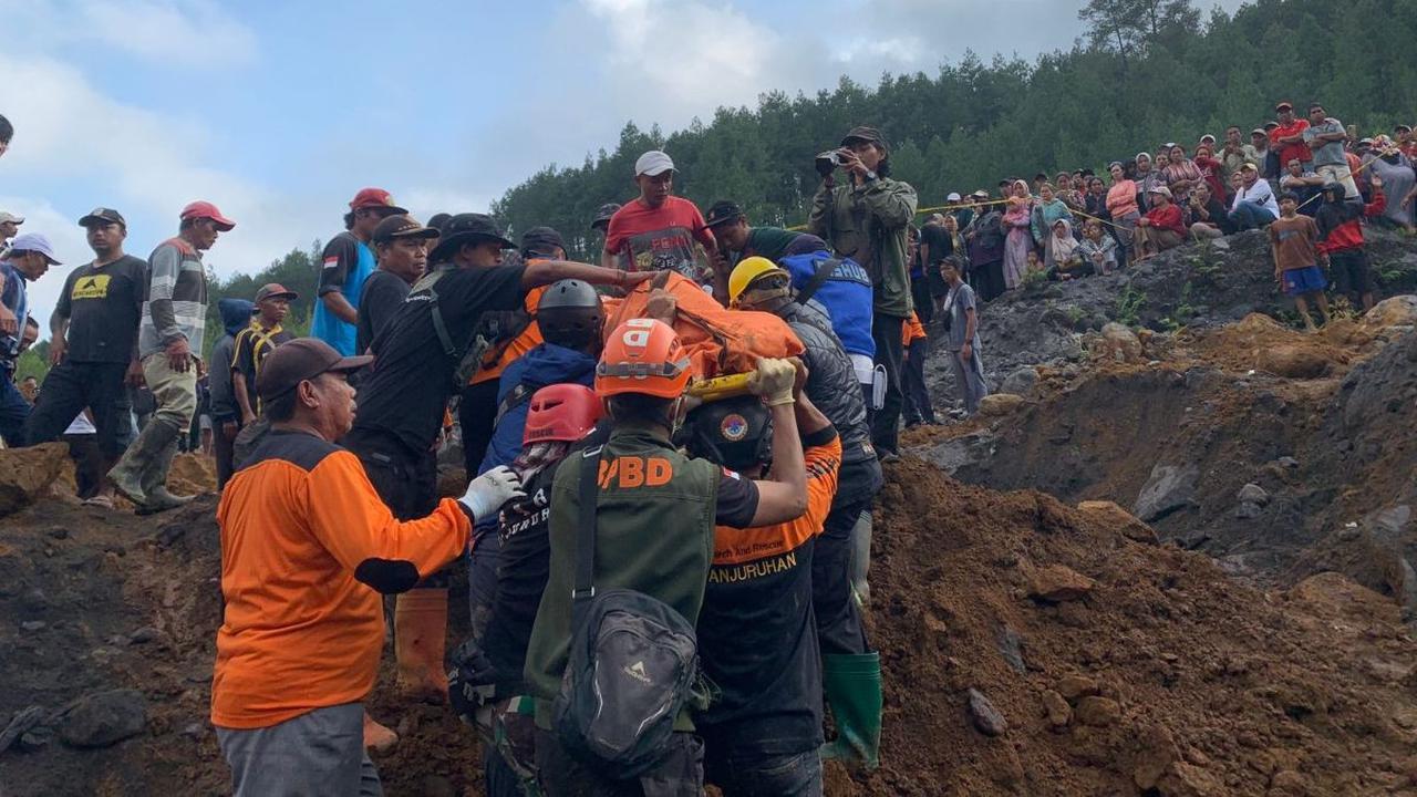 Korban Longsor di Lumajang Dievakuasi dari Kedalaman 20 Meter, 3 Penambang Pasir Masih Hilang