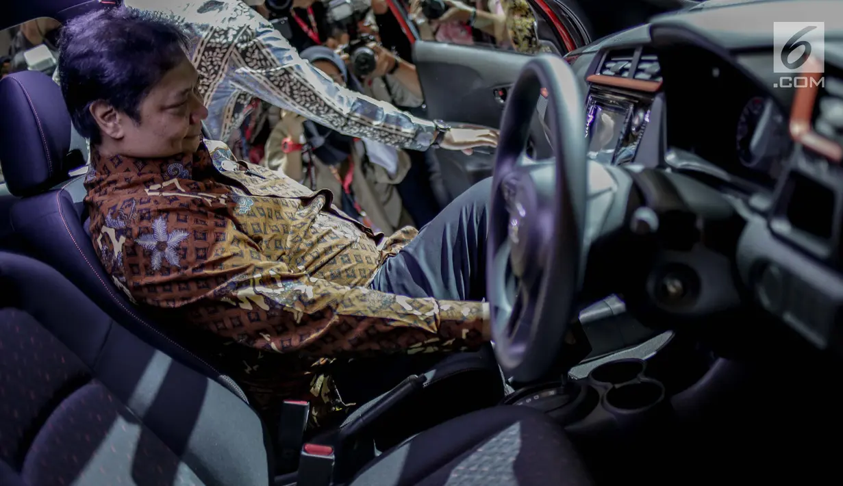 Menteri Perindustrian Airlangga Hartarto mencoba mobil Mercedes-Benz yang dipamerkan pada pameran otomotif Indonesia International Motor Show (IIMS) 2019 di JiExpo Kemayoran, Jakarta, Kamis (25/4). Hajatan tahun ini, acara resmi dibuka oleh Menperin Airlangga Hartarto. (Liputan6.com/Faizal Fanani)