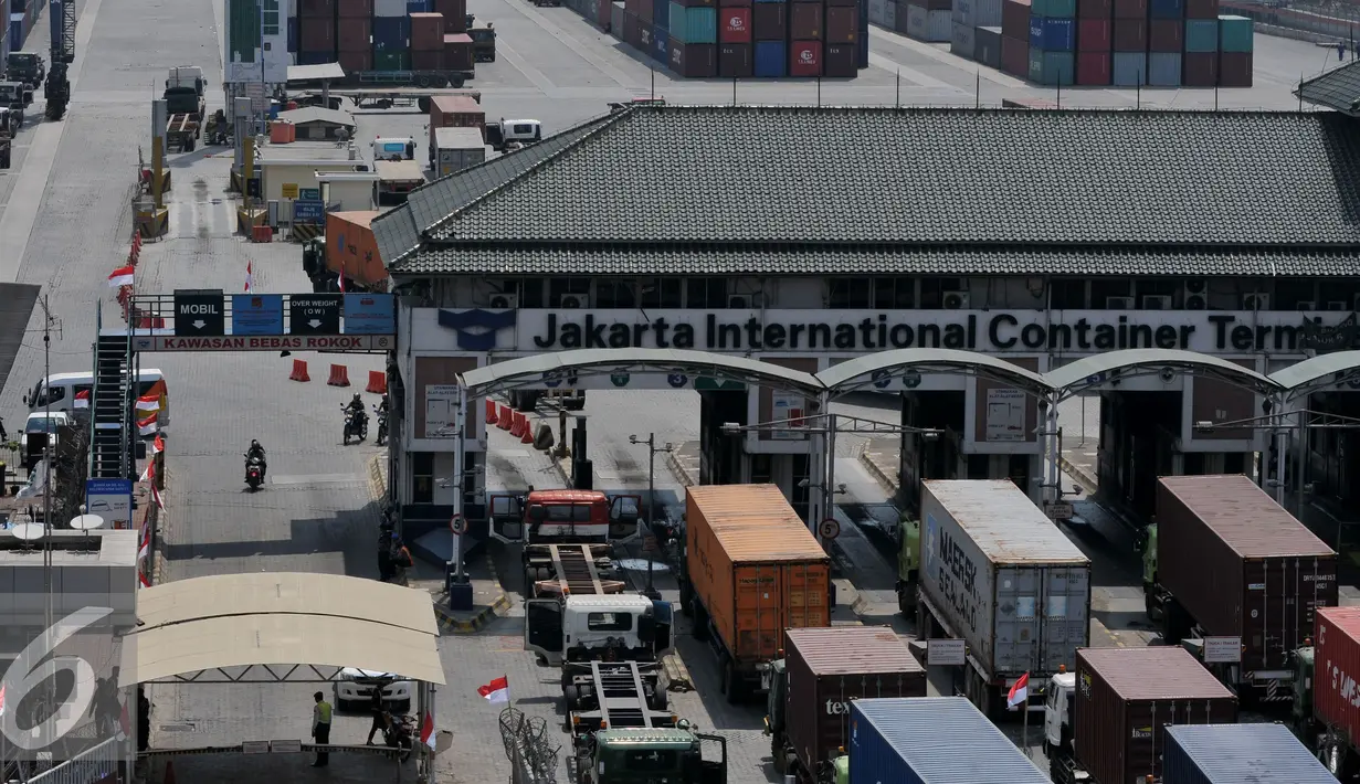 Truk peti kemas tertahan di gerbang pintu masuk JICT, Tanjung Priok, Jakarta, Selasa (28/7/2015). Kegiatan distribusi barang dan peti kemas dari dan ke pelabuhan lumpuh akibat aksi mogok pekerja JICT. (Liputan6.com/JohanTallo)