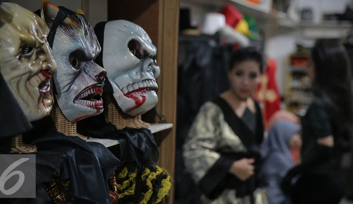 Topeng berbentuk setan dijual ditempat penyewaan kostum Helloween di Jakarta, Jumat (30/10/2015).  Jelang perayaan Helloween penyewaan kostum Helloween ramai diburu penyewa, harga bervariatis dari 300rb hingga 1juta. (Liputan6.com/Faizal Fanani)