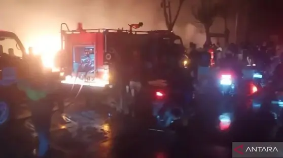 Kebakaran Lapak Kayu di Bekasi, Api Berkobar Sulit Dijinakkan