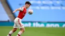 Bek Arsenal, Kieran Tierney mengontrol bola saat bertanding melawan Manchester City pada pertandingan semifinal Piala FA di Wembley di London, Inggris, Sabtu, (18/7/2020). Arsenal menang 2-0 atas City.  (AP Photo/Justin Tallis, Pool)