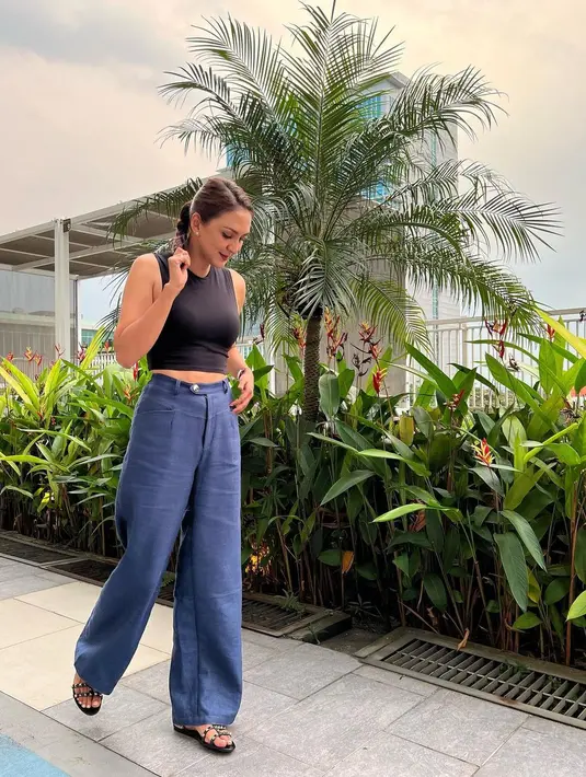 Terlebih kini istri Darius Sinathrya itu berhasil menurunkan berat badan hingga 8 kilogram. (Instagram/dagnesia).