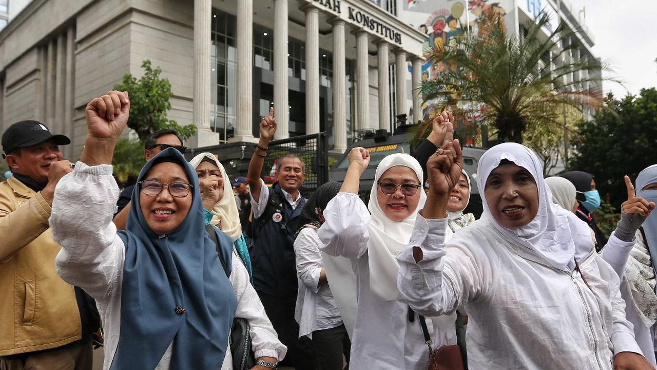 Sekelompok simpatisan pasangan capres-cawapres nomor urut 1, Anies Baswedan dan Muhaimin Iskandar menggelar aksi di depan Gedung Mahkamah Konstitusi (MK), Jakarta, Rabu (27/3/2024). Aksi puluhan simpatisan, termasuk emak-emak, itu dilakukan untuk mendukun