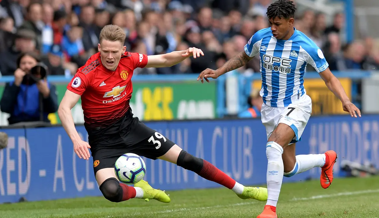 Gelandang Manchester United, Scott McTominay berebut bola dengan pemain Huddersfield Town, Juninho Bacuna pada pekan ke-37 Liga Inggris di John Smith's Stadium, Minggu (5/5/2019). MU gagal ke Liga Champions musim depan setelah ditahan Huddersfield Town dengan skor 1-1. (REUTERS/Peter Powell)