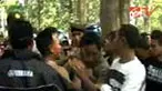 Kericuhan mewarnai pertunjukan dangdut untuk mengisi liburan di Blora, Jateng. Penonton yang terlibat perkelahian dijadikan bulan-bulanan oleh polisi. 