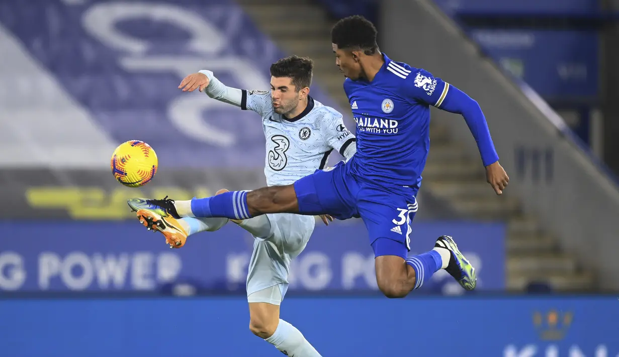 Gelandang Chelsea, Christian Pulisic berebut bola dengan bek Leicester City, Wesley Fofana pada pertandingan lanjutan Liga Inggris di Stadion King Power, Rabu (20/1/2021). Dengan kemenangan ini, Leicester City sementara meraih puncak klasemen Liga Inggris. (Michael Regan/Pool via AP)
