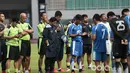 Pemain dan Official Persib Bandung berdoa sebelum memulai sesi latihan melawan Semen Padang  pada turnamen Piala Presiden 2017 di Stadion Pakansari, Bogor, Jumat (10/3/2017). (Bola.com/Nicklas Hanoatubun)