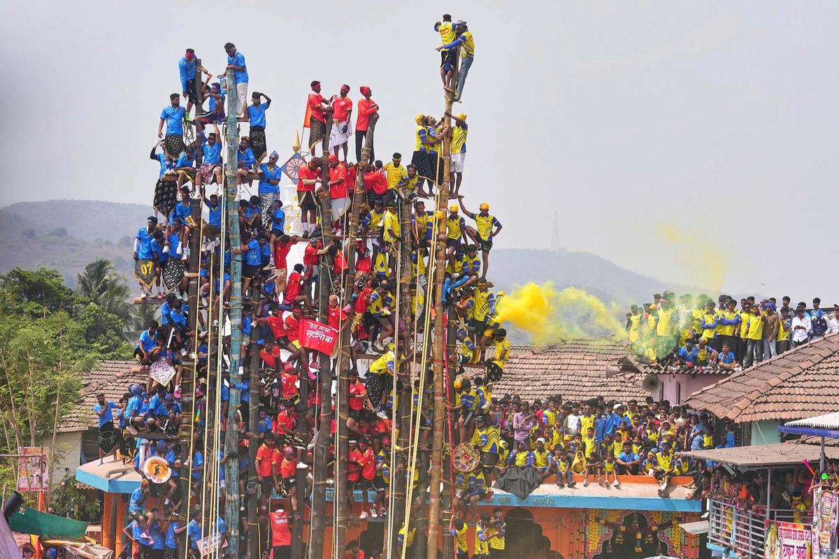 FOTO:  Ujian Nyali Ketinggian  Dalam Tradisi Devkathis