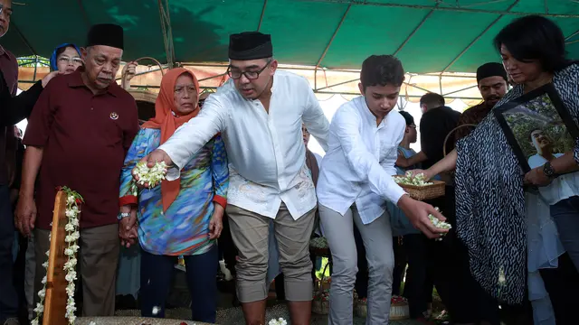 [Bintang] Pemakaman Anak Farhan