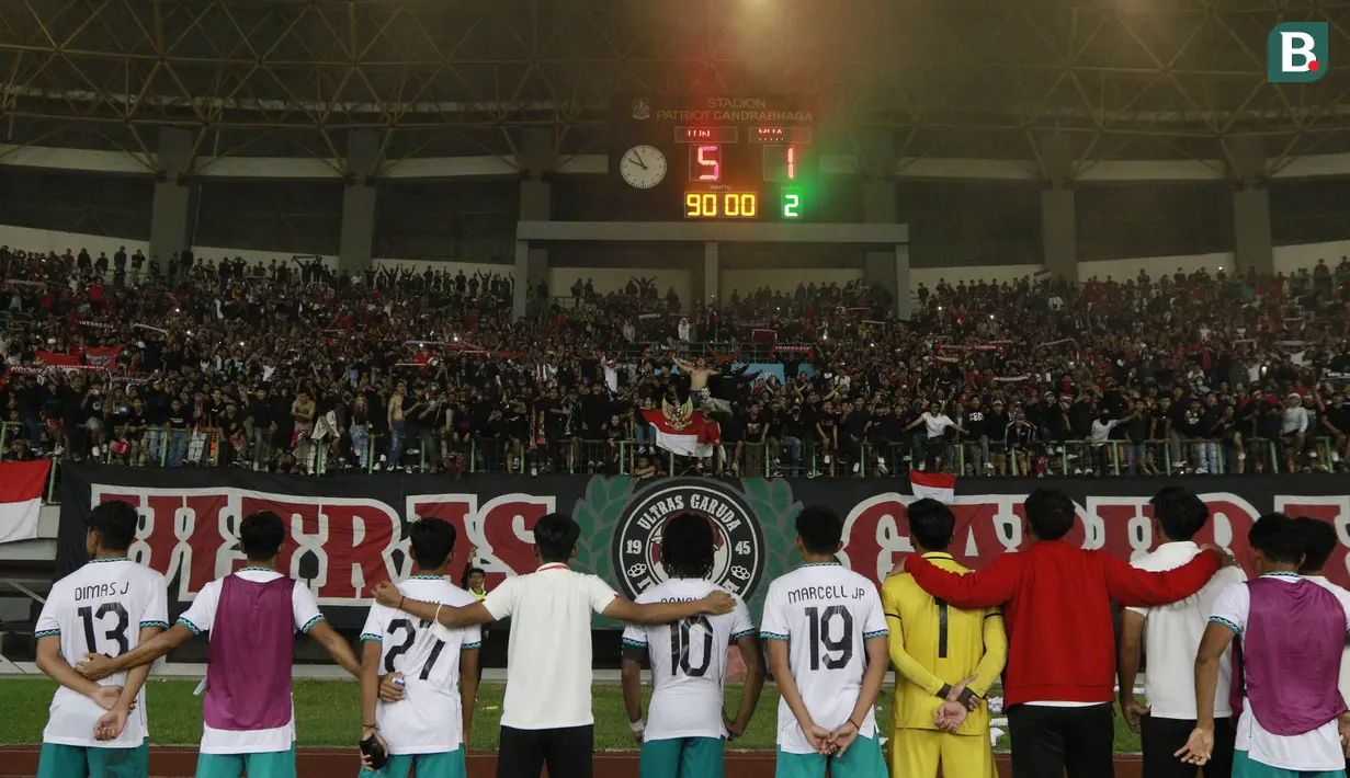 Sejumlah pemain Timnas Indonesia U-19 memberikan rasa hormat kepada puluhan ribu suporter yang hadir di Stadion Patriot dari awal hingg akhir babak penyisihan Piala AFF U-19. (Bola.com/M Iqbal Ichsan)