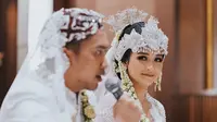 Suasana bahagia dan khidmat sangat terasa dalam foto-foto pernikahan Kinal Eks JKT48. (Foto oleh: @redwhitephoto, Sumber: Instagram/ kinalputridevi https://www.instagram.com/p/Bu0sygAnEcq/)