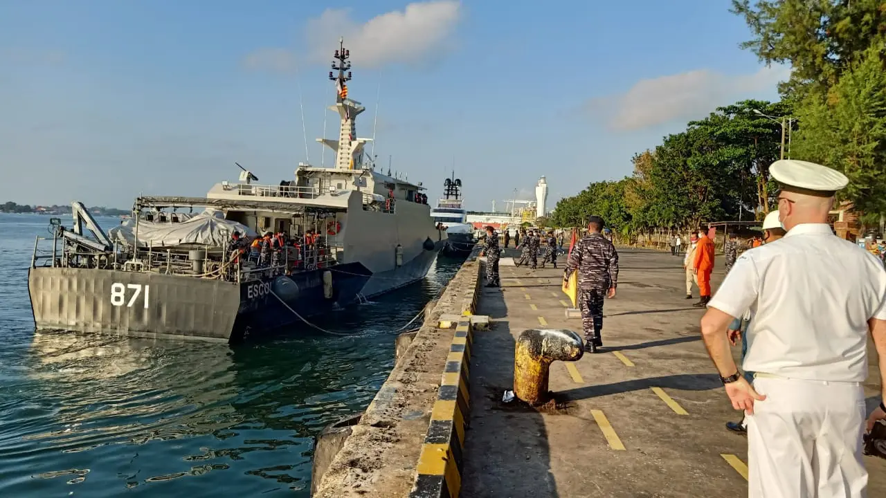 KRI Yos Sudarso-353 bertugas melaksanakan pengawalan terhadap HMAS ANZAC, sedangkan KRI Escolar-871 digunakan untuk menerima ABK KM. Bandar Nelayan-188 yang dipindahkan dari kapal HMAS ANZAC (TNI AL)